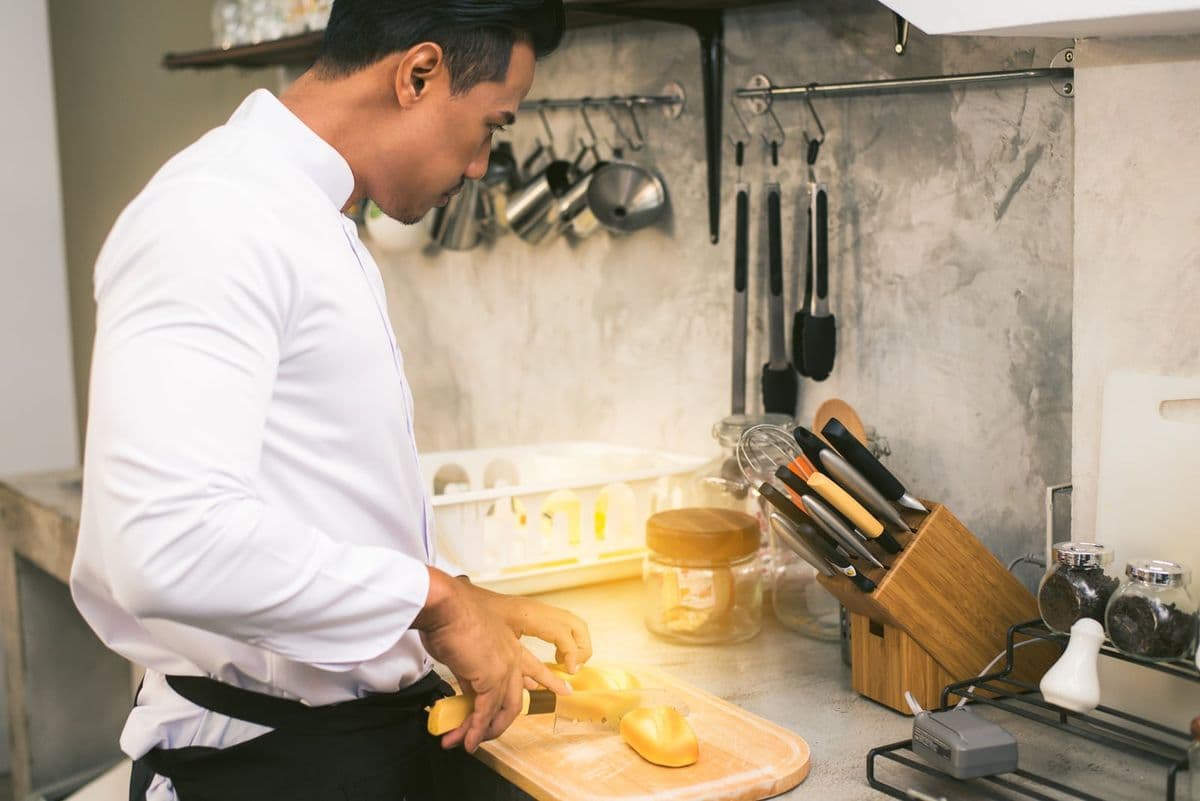 Chef preparando pratos na cozinha profissional de um restaurante